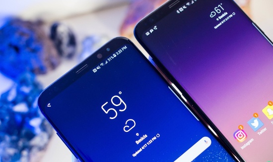 Camera phía trước của Galaxy S8 và S8 Plus có cùng độ phân giải 8 megapixel, tích hợp khả năng lấy nét tự động, Smart Auto Focus để theo dõi các khuôn mặt của các chủ thể khi chụp ảnh selfie nên ảnh chụp cho góc rộng hơn, chất lượng hình ảnh cũng sẽ cho chi tiết rõ ràng và đẹp hơn.