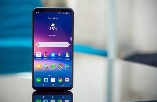 LG V30: Hiện tại đây vẫn là chiếc smartphone tốt nhất của LG. Thiết bị sở hữu những công nghệ tiên tiến nhất của hãng được nhấn mạnh vào khả năng giải trí.