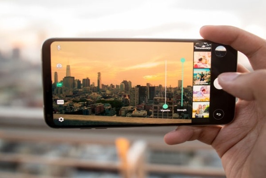 Chụp ảnh và quay video là một trong những điểm nhấn của LG V30 vì vậy trên thiết bị vẫn hỗ trợ chế độ quay phim thủ công, đồng thời bổ sung các hiệu ứng Cine Effects với 16 bộ lọc màu sắc khác nhau để thêm trực tiếp trước khi quay video. 
