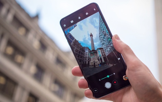 Kế tiếp là chế độ quay video mới gọi là Cine Video trên LG V30, chế độ này giúp người dùng thỏa sức sáng tạo khi quay video với chất lượng và kỹ thuật tốt nhất mà không cần xử lý phức tạp. Chế độ này còn có một tính năng thú vị khác là 