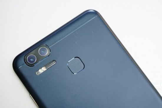 Asus Zenfone 3 Zoom sở hữu cụm camera kép cùng độ phân giải 12 megapixel, trong đó camera chính góc rộng khẩu độ f/1.7 và chụp ảnh RAW. Trong khi camera thứ 2 có tiêu cự 59 mm, hỗ trợ zoom quang 2.3X và chụp xóa phông với Portrait Mode. 