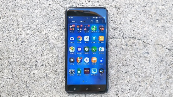 Ngoài ra, Zenfone 3 Zoom vẫn hỗ trợ chống rung quang học OIS và EIS. Đặc biệt, cụm camera kép của máy cho khả năng lấy nét liên tục theo pha Dual Pixel và bằng cảm biến laser với thời gian 0,03 giây. Camera selfie của máy có độ phân giải 13 megapixel hỗ trợ tự động lấy nét với các chế độ làm đẹp đầy đủ.