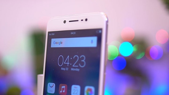 Vivo V5s: Không sở hữu màn hình tràn viền, hay cụm camera kép nhưng Vivo V5s lại nhấn mạnh vào khả năng chụp ảnh tự sướng khi trang bị camera selfie có độ phân giải 20MP, khẩu độ f/2.0, tích hợp hiệu ứng ánh trăng 