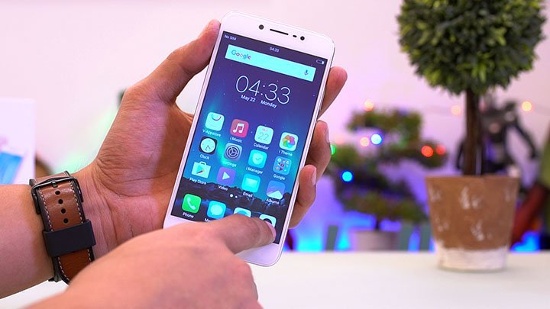 Vivo V5s sở hữu bộ vi xử lý lõi 8, RAM 4GB, bộ nhớ trong 64GB (hỗ trợ thêm khe cắm thẻ nhớ mở rộng đến 256GB), pin 3.000 mAh và chạy hệ điều hành Funtouch OS 3.0 dựa trên nền tảng Android 6.0. 