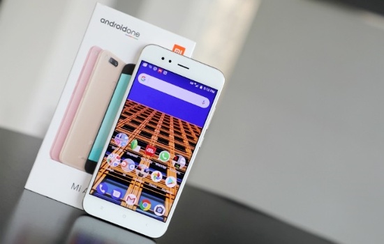 Xiaomi Mi A1: Đây là chiếc smartphone đầu tiên của Xiaomi chạy Android gốc chứ không phải là phần mềm MIUI quen thuộc. Xiaomi Mi A1 sở hữu thiết kế nguyên khối sang trọng, mặt trước là kính cường lực và tích hợp bộ khuếch đại công suất âm thanh, cho chất âm siêu trầm và âm lượng lớn hơn. 