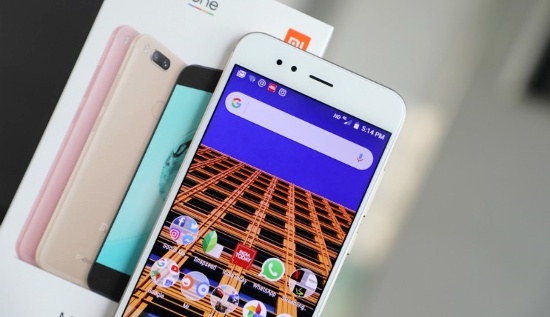 Bên cạnh chức năng zoom quang học 2x, camera chính của Xiaomi Mi A1 còn hỗ trợ zoom kỹ thuật số 10x. Trong khi camera trước của thiết bị có độ phân giải 5MP.