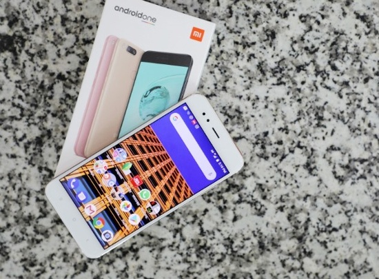 Xiaomi Mi A1 có thiết kế nguyên khối, với mặt kính cong 2.5D, màn hình 5.5 inch độ phân giải Full HD, vi xử lý Snapdragon 625 tám nhân, RAM 4GB, bộ nhớ trong 64GB, pin dung lượng 3080 mAh và hỗ trợ 2 SIM kết nối LTE.