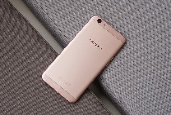 Oppo F1s 2017 trang bị camera selfie 16MP với cảm biến 1/3.1 inch và khẩu độ lớn f/2.0. Đồng thời tích hợp tính năng làm đẹp Beautify 4.0 để xóa đi các khuyết điểm, giúp ảnh chụp selfie đẹp tự nhiên hơn. Camera sau của thiết bị 13MP, kích thước cảm biến 1/3.06 inch và tăng hiệu suất chụp đêm.