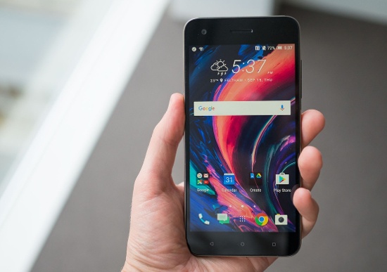 HTC Desire 10 Pro được trang bị chip xử lý Helio P10, RAM 4GB, bộ nhớ trong 64GB hỗ trợ mở rộng bằng thẻ nhớ ngoài lên đến 2TB, pin 3.000mAh và tích hợp hệ thống loa với công nghệ âm thanh HTC BoomSound.