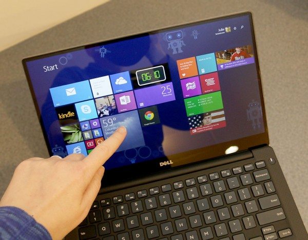 Thiết kế: nếu quan sát kỹ, có thể thấy thiết kế của XPS 13 đã được hình thành từ khoảng 02 năm trở lại đây, nhưng không phải vì thế mà nó trở nên 'cổ điển'. Chính màn hình của chiếc laptop này khiến người ta chú ý để cả chiếc máy. Với kích thước màn hình 13,3 inch tràn ra sát mép viền, nhưng kích thước tổng thể của XPS 13 không thay đổi và chỉ tương đương như kích thước của những chiếc laptop 11 inch khác. Chưa kể đến công nghệ màn hình InfinityEdge này đã trở nên phổ biến trên các dòng smartphone cao cấp nay được đưa vào laptop nhưng vẫn trông tuyệt vời trên máy tính xách tay. Màn hình cảm ứng QHD của Dell với độ phân giải khá lớn 3200x1800 nên cho chất lượng hình ảnh tươi sáng, rõ nét.