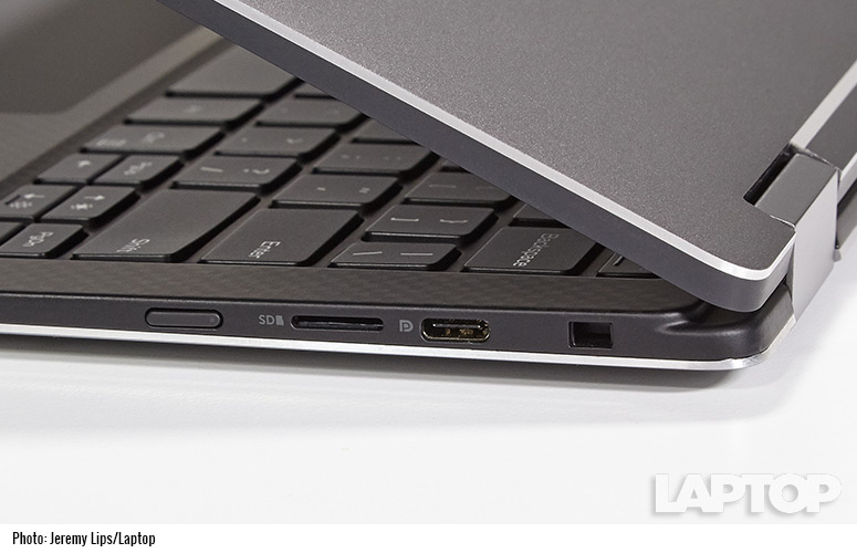 Dell vẫn duy trì các cổng kết nối trên XPS 13, sẽ nhiều hơn so với một cổng USB-C của MacBook mới. Trên XPS 13 có 02 cổng USB thông thường cùng với đó là khe cắm thẻ nhớ SD, lỗ cắm tai nghe, một cổng USD –C và một cổng sạc tiêu chuẩn. Thậm chí, ở bên trái của laptop còn có một nút nhỏ cho phép người dùng theo dõi được dung lượng của pin ngay cả khi đã đóng nắp máy.
