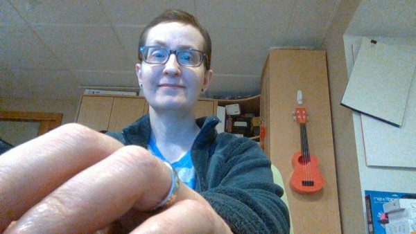 Thiết kế màn hình tràn cạnh cũng có nhược điểm là ví trí webcam bị đẩy xuống phía dưới cùng bên trái của màn hình. Điều đó có nghĩa là nếu phải thực hiện các cuộc họp hoặc thảo luận qua video, các cuộc gọi Skype, bạn sẽ thấy các ngón tay bị thu vào camera chứ không phải là khuôn mặt của mình, khá phiền toái. Điều này cũng có nghĩa là chiếc laptop này không hỗ trợ tính năng nhận dạng khuôn mặt của Windows Hello, tuy nhiên bạn có thể thêm máy quét vân tay vào bàn phím với giá 25 bảng Anh (725.000 đồng).