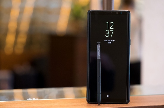 Samsung Galaxy Note 8: Đây là chiếc phablet giải trí “đỉnh cao” của Samsung hiện nay. Galaxy Note 8 sở hữu thiết kế sang trọng với màn hình tràn viền, khung kim loại, mặt lưng bằng kính và tích hợp rất nhiều công nghệ tiên tiến. 