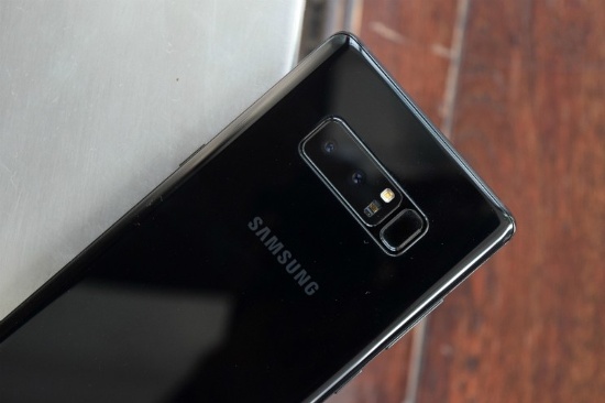 Chụp hình là một trong những tính năng mạnh nhất của Galaxy Note 8. Thiết bị sở hữu cụm camera kép 12MP ở mặt sau, trong đó gồm một camera góc rộng lấy nét Dual Pixel, khẩu độ f/1.7 và camera telephoto khẩu độ f/2.4. 