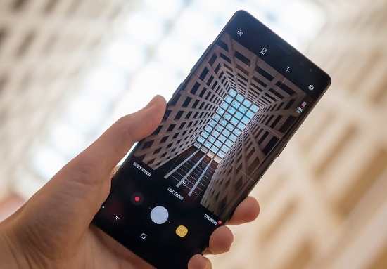 Cả 2 camera này đều hỗ trợ chống rung quang học. Trong khi, camera trước của Note 8 có độ phân giải 8 megapixel, khẩu độ f/1.9 hỗ trợ tự động lấy nét, nhận diện khuôn mặt thông minh và chụp ảnh góc rộng.
