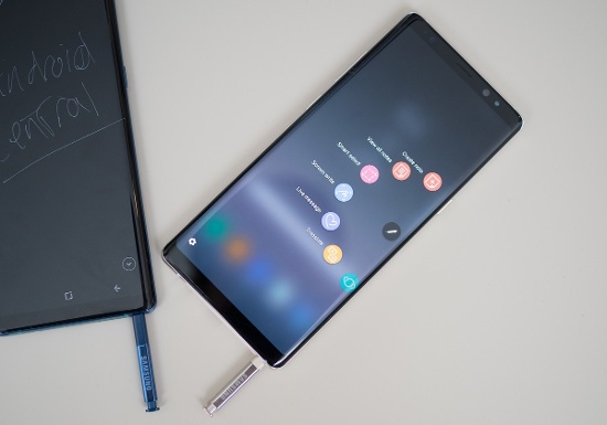 Nhấn mạnh khả năng giải trí nên Samsung Galaxy Note 8 sở hữu màn hình 6,3 inch Quad HD+ Super AMOLED (2.960 x 1.440 pixel) hiển thị sắc nét với màu sắc rực rỡ. Bên cạnh đó là cấu hình cực mạnh với chip Exynos 8895 hoặc Snapdragon 835, RAM 6GB, tùy chọn dung lượng 64/128/256GB. 