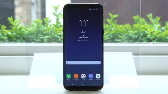 Ngoài Galaxy Note 8, Samsung còn một thiết bị khác cũng nổi bật không kém là Galaxy S8 Plus. Thiết bị có màn hình vô cực (Infinity Display) Super AMOLED với tỷ lệ 18.5:9 độ phân giải 2K, tính năng camera tương tự Galaxy Note 8 nhưng chỉ có 1 camera chính hỗ trợ ổn định hình ảnh quang học. 