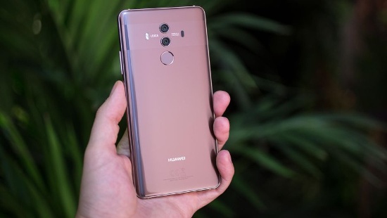 Các thông số còn lại về phần cứng và camera giữa Huawei Mate 10 và Mate 10 Pro là giống hệt nhau. Cả hai đều sử dụng bộ xử lý Kirin 970 tám nhân, GPU Mali-G72MP12, RAM 4GB/6GB với bộ nhớ trong tương ứng 64GB/128GB. 