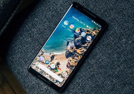 Google Pixel 2 XL: Thiết bị có thiết kế không khác nhiều so với người tiền nhiệm ở mặt sau, nhưng mặt trước Pixel 2 XL lột xác hoàn toàn với màn hình không viền thời thượng. Thiết bị sở hữu màn hình 6 inch, tấm nền OLED tỷ lệ 18:9 với độ phân giải 2K, tích hợp công nghệ phân cực nhằm cải thiện hiển thị dưới ánh nắng mặt trời. 