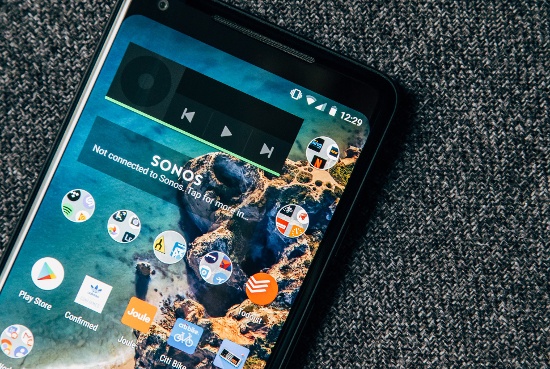 Giống như Galaxy Note 8, bên trong Pixel 2 XL là con chip Snapdragon 835 mạnh nhất trên Android, kết hợp RAM 4GB, bộ nhớ trong 64/128GB, pin 3.520mAh hỗ trợ công nghệ sạc nhanh và chạy Android 8.0 Oreo.
