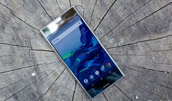 Sony Xperia XZ Premium: Vẫn giữ nguyên ngôn ngữ thiết kế OmniBalance, khung kim loại bo tròn với hai mặt là kính cường lực Gorilla Glass 5, đem lại vẻ bóng bẩy sang trọng. Đặc biệt nhất là bản màu chrome, cả mặt trước và mặt sau đều như một tấm gương.