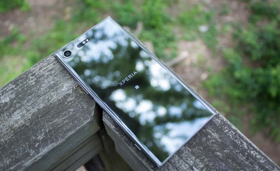 Sony Xperia XZ Premium sở hữu màn hình 5,5 inch độ phân giải 4K HDR, cao nhất trên smartphone hiện nay. Về camera, Sony trang bị cho Xperia XZ Premium cảm biến Exmor RS, độ phân giải 19MP, chống rung 5 trục, tích hợp khả năng lấy nét lai với tốc độ lấy nét chỉ 0,03 giây. 