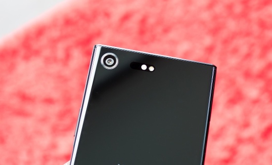 Camera selfie 13MP, khẩu độ f/2.0 giúp thu sáng tốt hơn trong điều kiện ánh sáng yếu. Bên cạnh đó, camera của máy còn có tính năng Motion Eye cho khả năng quay super slowmotion 960 khung hình/giây và quay phim 4K. 