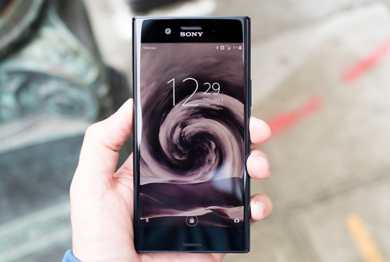 Xperia XZ Premium được trang bị cấu hình cao cấp với chip xử lý Snapdragon 835, RAM 4GB, bộ nhớ trong 64GB, hỗ trợ thẻ nhớ microSD tối đa 256GB và chạy hệ điều hành Android Nougat 7.1.