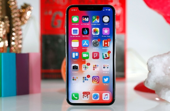 iPhone X: So với các thế hệ iPhone trước đây, iPhone X là chiếc smartphone được đổi mới hoàn toàn về mặt thiết kế với khung kim loại và hai mặt là kính cường lực, đây cũng là chiếc iPhone lớn nhất từ trước đến nay với màn hình 5,8 inch.