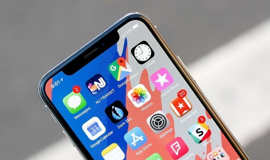 Với iPhone X, Apple đã loại bỏ cảm biến vân tay, thay bằng tính năng mở khóa bằng nhận diện khuôn mặt Face ID được cho là an toàn hơn nhiều.