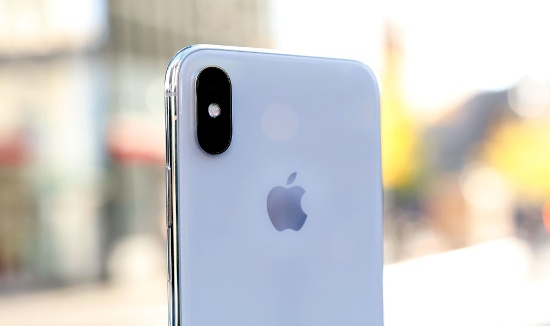 So với iPhone 8 Plus, camera kép trên iPhone X ấn tượng hơn, mặc dù vẫn sở hữu cụm camera kép 12MP, cả 2 camera đều hỗ trợ chống rung quang học cho cả ống kính góc rộng và tele ở camera sau. Camera trước True Depth với tính năng độc quyền là Portrait Mode Selfie (xóa phông), Portrait Lighting (ánh sáng chân dung) và Animoji (biểu tượng cảm xúc).