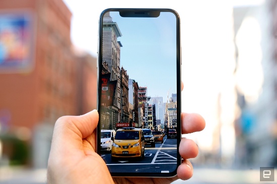 Apple iPhone X trang bị con chip A11 Bionic, RAM 3GB, bộ nhớ trong 64/256GB, pin 2716 mAh, hỗ trợ sạc nhanh và sạc không dây.