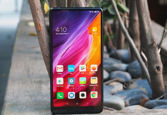 Xiaomi Mi Mix 2: Cũng sở hữu màn hình tràn viền, nhưng mặt trước của Xiaomi Mi Mix 2 gây ấn tượng mạnh hơn với người dùng nhờ viền trên và hai cạnh cực mỏng. Thiết bị sở hữu màn hình 5.99 inch, tỉ lệ 18:9 với độ phân giải Full HD+ (2160x1080p). 