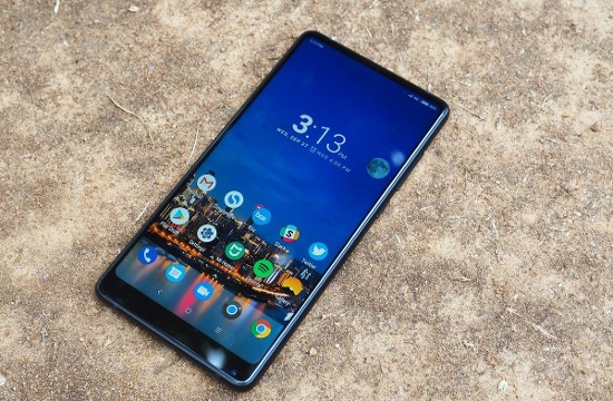 Xiaomi Mi Mix 2 bản màu đen có viền camera mạ vàng, được trang bị vi xử lý Snapdragon 835, RAM 6GB, bộ nhớ trong 64GB, tích hợp thỏi pin 3.400mAh và có hỗ trợ sạc nhanh Quick Charge 3.0.