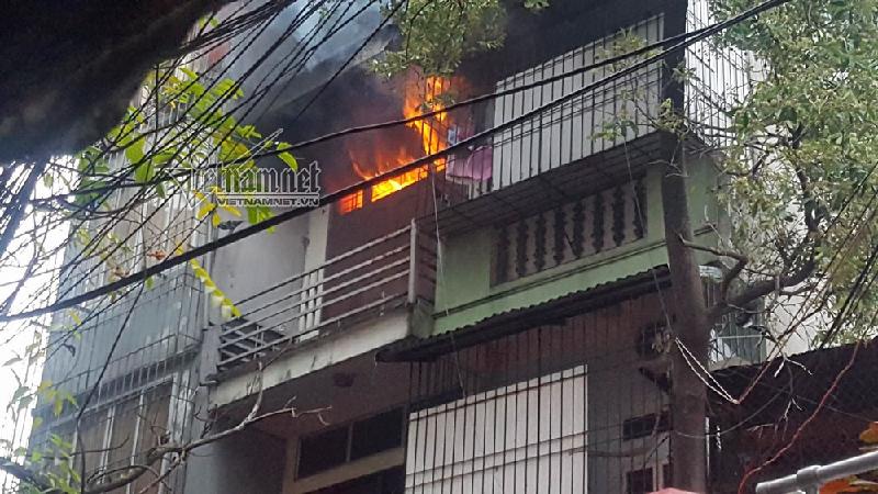 Lửa bùng phát từ tầng 3