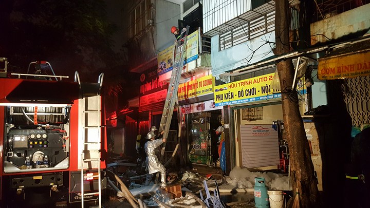 Lực lượng PCCC tiến hành làm mát, phòng ngọn lửa bùng phát trở lại