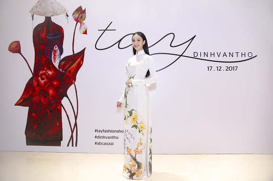 Là một trong những vị khách mời đặc biệt đến tham dự và theo dõi show thời trang “Tay), Hà Thu xuất hiện tại thảm đỏ sự kiện với vẻ đằm thắm “đậm” chất con gái Huế trong tà áo dài của NTK Đinh Văn Thơ (Áo zài ABC).