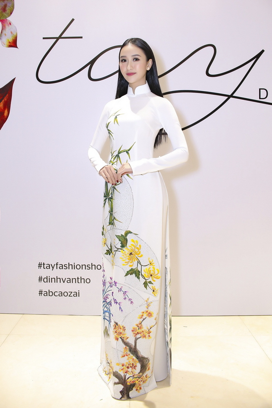 Người đẹp gây ấn tượng bởi nụ cười tươi khó lẫn cùng lối trang điểm nhẹ nhàng, mái tóc suôn dài mượt mà tô điểm cho vẻ dịu dàng của Miss Earth Vietnam 2017.