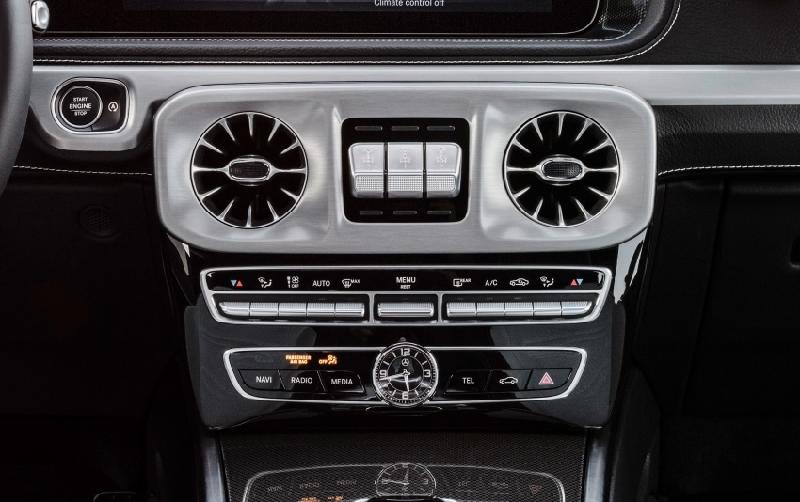 Cụm nút bấm điều chỉnh khóa vi sai mạ chrome đặc trưng của dòng xe G-Class.