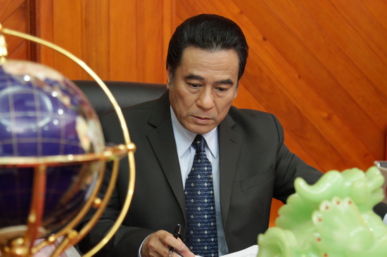 NSƯT Mạnh Cường vào vai ông Quang - người sáng lập Vũ Gia. Trên thương trường, ông Quang là người thành đạt, nhưng trong gia đình lại mắc kẹt giữa xung đột của hai bà vợ và những đứa con.