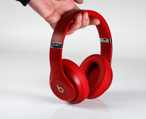 6. Beats Studio3 Wireless. Phiên bản thứ ba của Studio Beats được tích hợp mạch W1 mới của Apple, giúp người dùng iOS 10 dễ dàng ghép nối Bluetooth. Người dùng hài lòng về chất lượng âm thanh do tai nghe cung cấp. Điểm đánh giá : 7,53/10. Giá nhà sản xuất : 350 euro.