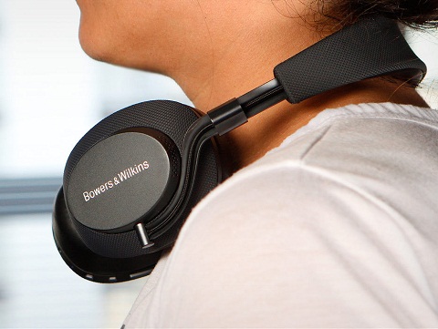 5. Bowers & Wilkins PX. Tai nghe không dây này thuộc dòng sản phẩm cao cấp của Bowers & Wilkins, thích hợp với việc sử dụng các vật liệu sang trọng như da. Hiệu quả, giảm tiếng ồn cho phép người dùng lựa chọn giữa ba môi trường (văn phòng, thành phố và máy bay) để hoạt động tối ưu. Điểm đánh giá : 7,55/10. Giá nhà sản xuất : 399 euro.