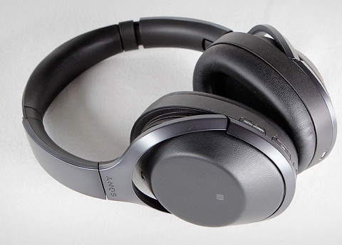 4. Sony MDR-1000X. MDR-1000X là mô hình cung cấp chất lượng âm thanh tuyệt vời và hoạt động liên tục trong khoảng 24 giờ và một hệ thống giảm tiếng ồn thích hợp sử dụng trong môi trường ồn ào, đặc biệt là trong vận tải. Điểm đánh giá : 7,84/10. Giá nhà sản xuất : 300 euro.
