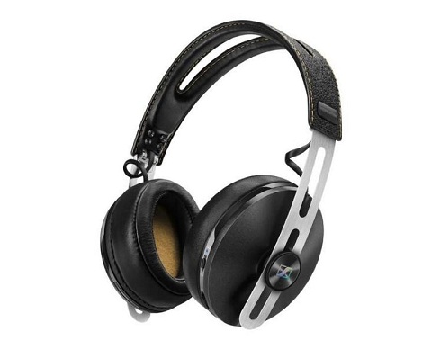 2. Sennheiser Momentum Wireless. Chủ yếu làm bằng da và kim loại, tai nghe không dây của Sennheiser đẹp và bền, có thể gấp lại giúp vận chuyển dễ dàng, có chế độ giảm tiếng ồn hiệu quả đặc biệt. Người dùng phụ kiện thoải mái trong vòng 20 giờ. Điểm đánh giá : 8,85/10. Giá nhà sản xuất : 349 euro.