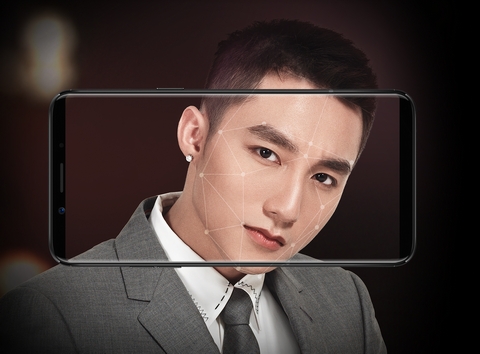  F5 Youth có selfie camera độ phân giải 16MP chất lượng cao, khẩu độ f/2.0 cùng chế độ làm đẹp bằng trí tuệ nhân tạo A.I. Công nghệ mới của Oppo chứa một kho dữ liệu khuôn mặt rất lớn, giúp nhận diện những đặc điểm khác nhau trên gương mặt của rất nhiều người dùng ở khắp nơi trên thế giới. Vì thế, A.I. sẽ nhận diện màu và tình trạng của da, giới tính và tuổi của chủ thể, so sánh với kho cơ sở dữ liệu và tự động cải thiện vẻ đẹp cho từng cá nhân trong khung hình selfie. Với hơn 200 điểm nhận diện trên khuôn mặt, A.I có thể phát hiện các chi tiết trên khuôn mặt bạn và điều chỉnh tấm hình selfie tốt hơn.