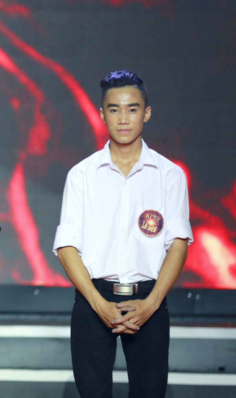 Mặc dù tuổi đời và tuổi nghề khá cách biệt so với tiền bối, song ảo thuật gia 17 tuổi Vũ Lộc Tiến cũng không hề kém cạnh. 