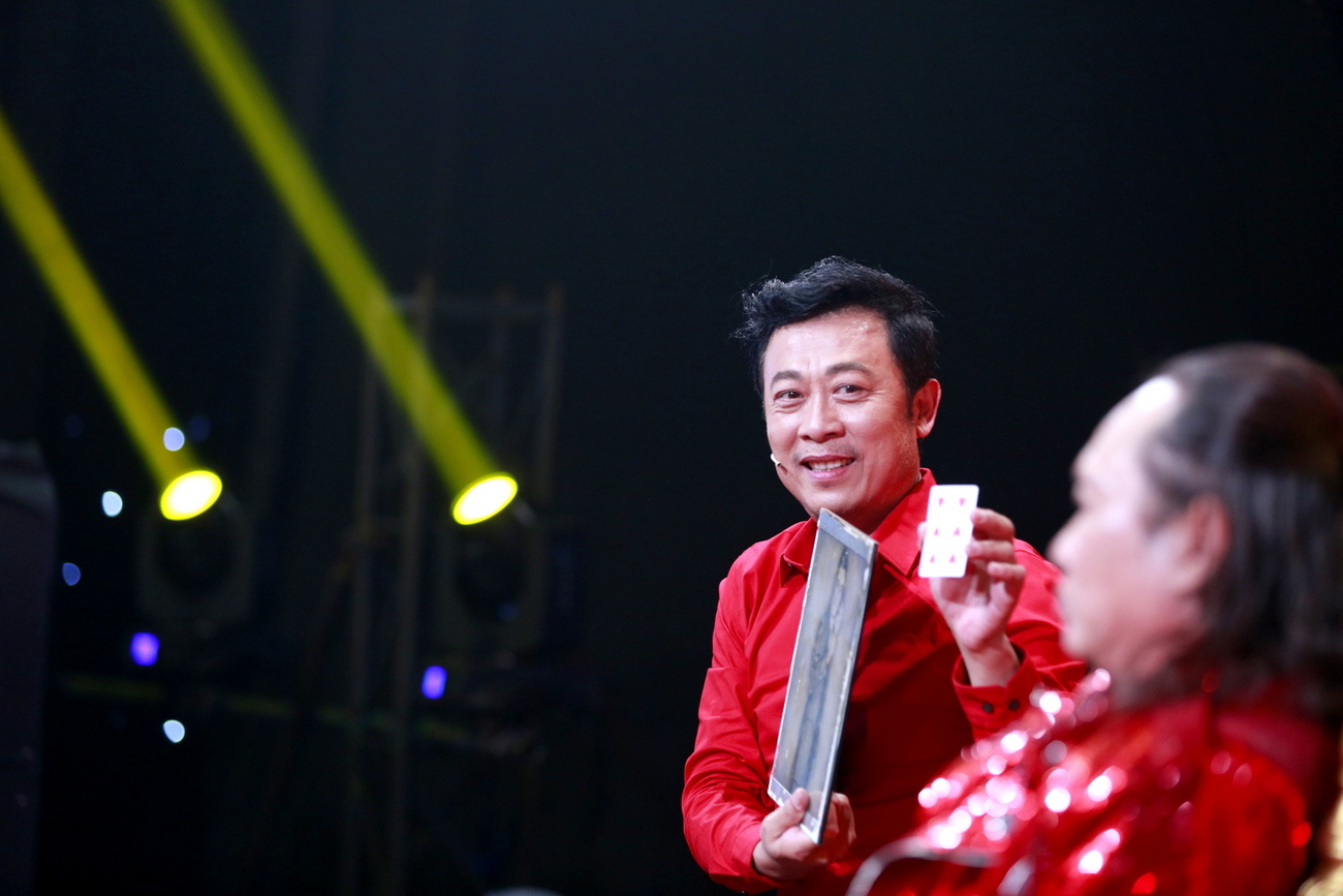Giám khảo Vân Sơn