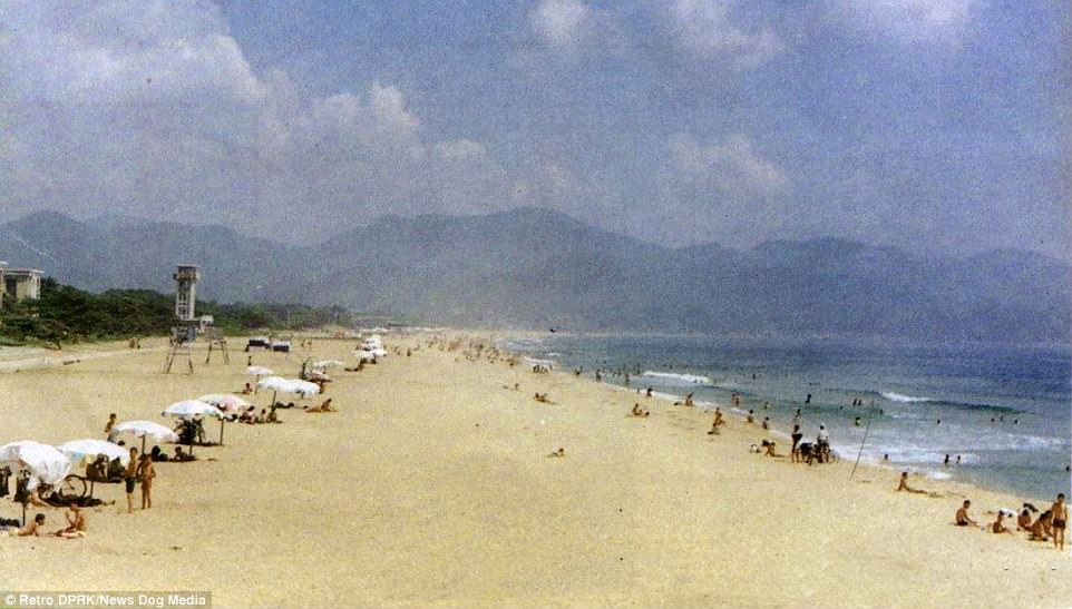 Bãi biển khá vắng vẻ tại TP Hamhung. Ảnh: Retro DPRK