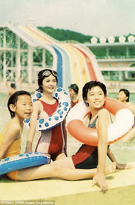 Một gia đình chơi đùa tại công viên nước Taesongsan. Ảnh: Retro DPRK