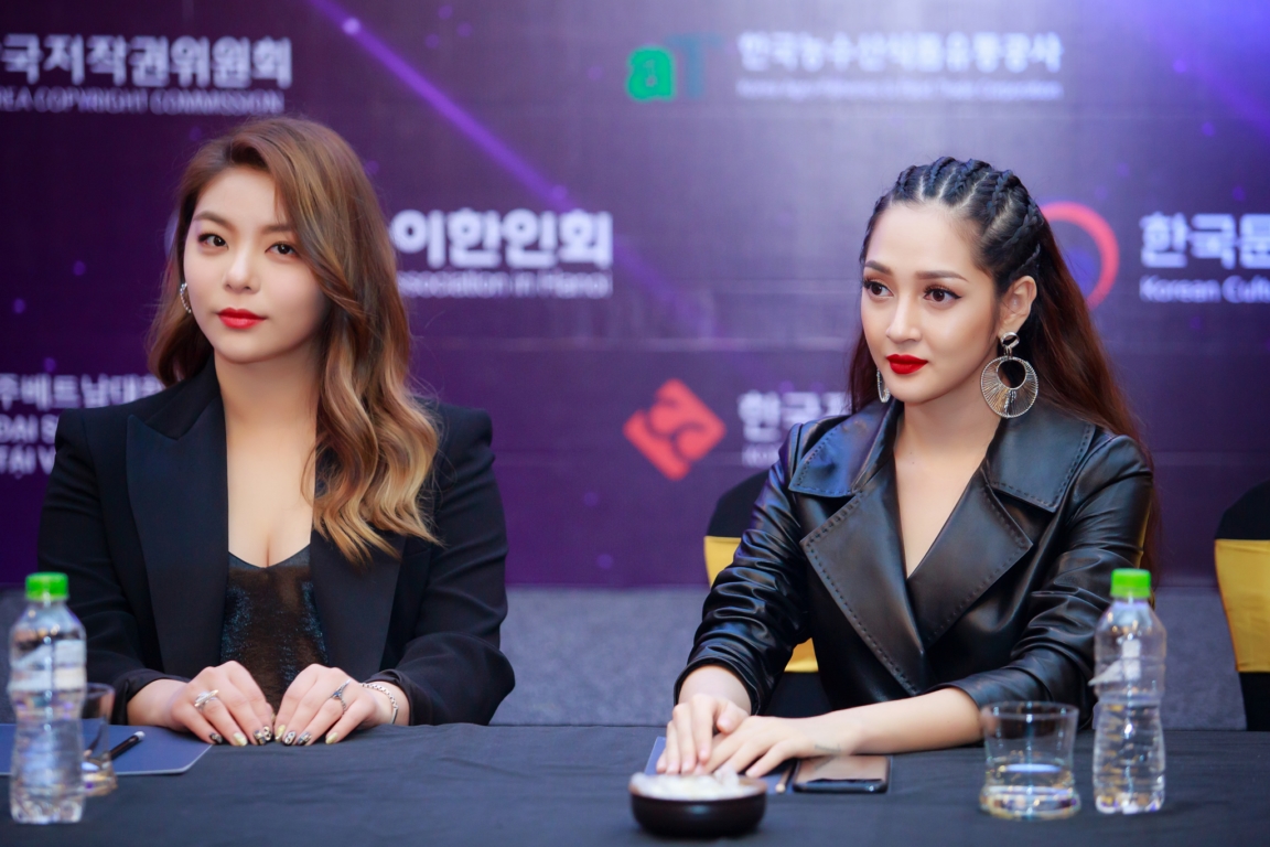 Xuất hiện với trang phục cá tính, Bảo Anh và Ailee đã cùng nhau giải đáp các câu hỏi từ phía truyền thông trong nước.